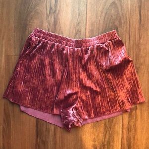 Small mauve metallic soft velvet pleat short